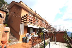 VILLA A SCHIERA A SERRONE