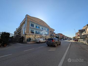 NEGOZIO A SANTA MARIA A VICO