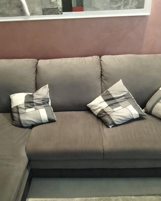 divano utilizzato poco e tenuto bene € 350