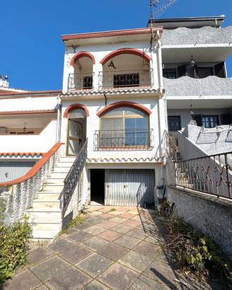 Villetta a schiera con ampio cortile e veranda