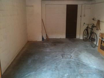 Box per auto piccola o posto moto mazzini orti