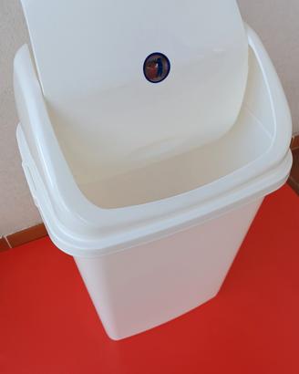 Pattumiera con coperchio basculante Lt.50 bianco