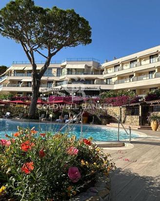 Attività / Licenza di 5124 m² con più di 5 locali 