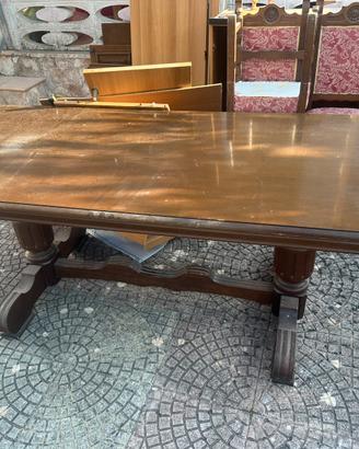 Tavolo in legno massiccio