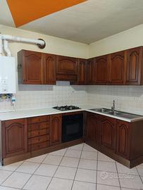Cucina angolare, ante in legno massello – completa
