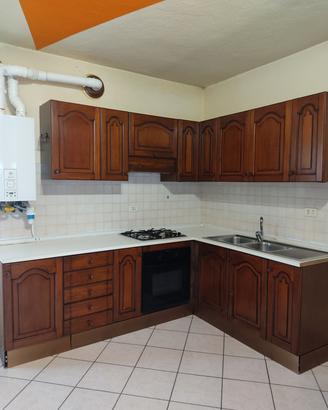 Cucina angolare, ante in legno massello – completa
