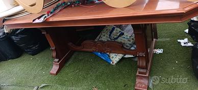 tavolo vintage con sedie  in stile rinascimentale 