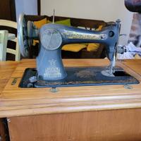 Macchina da cucire Singer antica