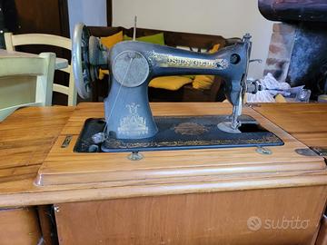 Macchina da cucire Singer antica
