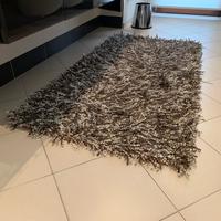 Tappeto shaggy marrone e beige
