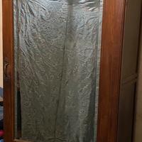 Armadio in legno massello con specchio