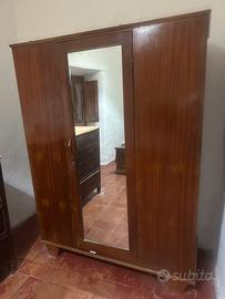 Armadio antico in legno pregiato