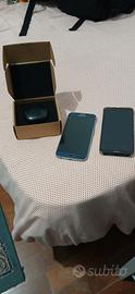 2 telefoni vecchi ma funzionanti + auricolari 