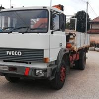 Iveco 16/24 con gru  ribaltabile trilaterale