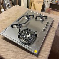 Piano cottura a gas marchio Whirlpool con 4 fuochi