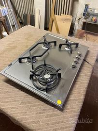Piano cottura a gas marchio Whirlpool con 4 fuochi