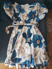 Vestito con fiori blu