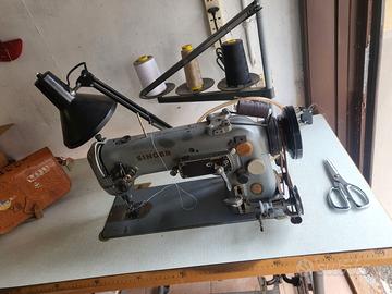 macchina da cucire SINGER con tavolino a pedale