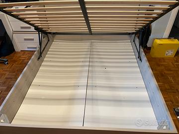 Letto matrimoniale con cassettone e due comodini
