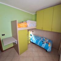 Cameretta completa con letto a soppalco