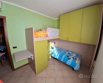 Cameretta completa con letto a soppalco