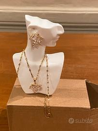 Set orecchini e collana foglia dorata con zirconi