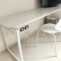 Piano scrivania L. 200 P. 58 Col. bianco con sedia