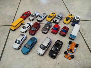 Lotto 19 auto welly diecast
Modellini 