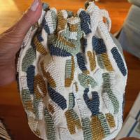 Borsa secchiello con perline ricamate