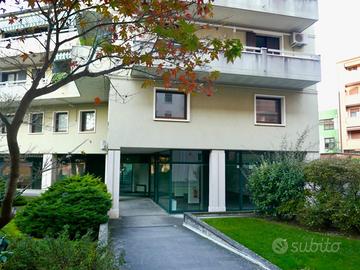 LUMINOSO LOCALE COMMERCIALE - visibilità e pres...