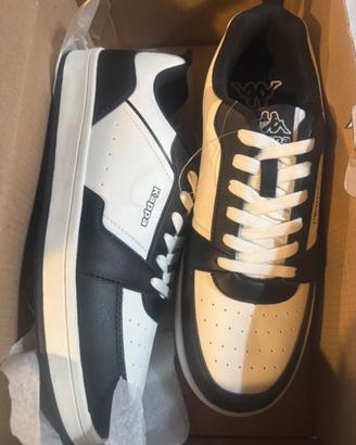 Sneakers nuove taglia 43