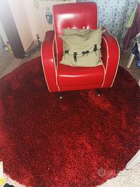 poltrona rossa vintage e tappeto rosso.
