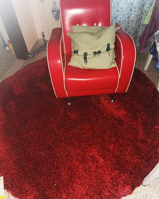 poltrona rossa vintage e tappeto rosso.