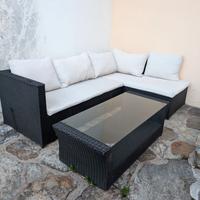 Divanetto da esterno in rattan con tavolino