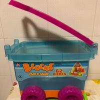 Carretto con mattoncini colorati per costruzioni