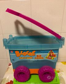 Carretto con mattoncini colorati per costruzioni