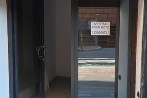 POSTI MOTO in locale con telecamera e finestra