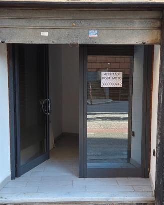 POSTI MOTO in locale con telecamera e finestra