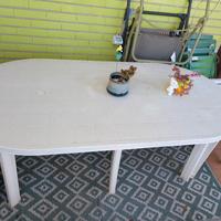 tavolo con sedie e panche