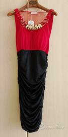 Vestito rosso e nero con pietre dorate