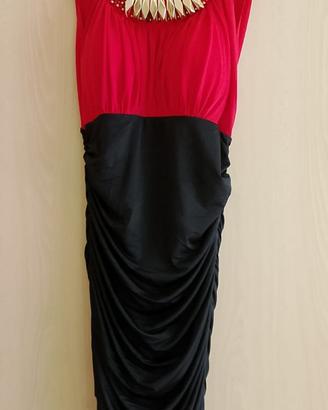 Vestito rosso e nero con pietre dorate