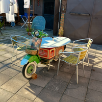 Vespa Vintage Allestita con Tavolo e Sedie