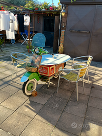 Vespa Vintage Allestita con Tavolo e Sedie