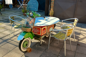 Vespa Vintage Allestita con Tavolo e Sedie