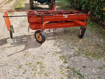 Ranghinatore a nastro flottante e spandifieno