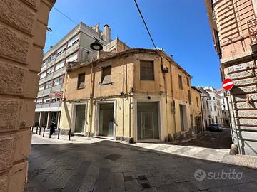 Intero fabbricato tra via Roma e via Angioi