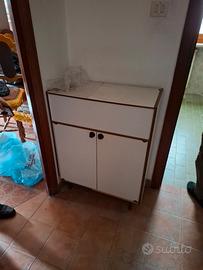 Mobiletto bianco a due ante
