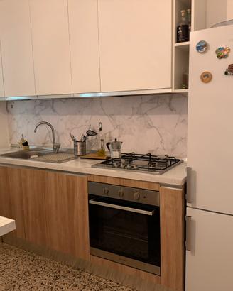 Cucina moderna bianca e legno con penisola