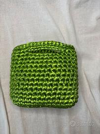 Mini borsa verde metallizzata all’uncinetto