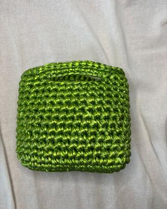 Mini borsa verde metallizzata all’uncinetto